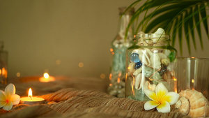 装满贝壳珊瑚有蜡烛灯的海洋物品花粉和套饰花的玻璃瓶11秒视频