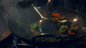 烹饪亚洲食品厨师烹饪蔬菜23秒视频