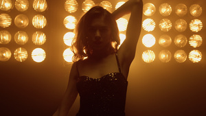 自信优雅美丽的女性舞者在聚光灯下独自跳舞8秒视频