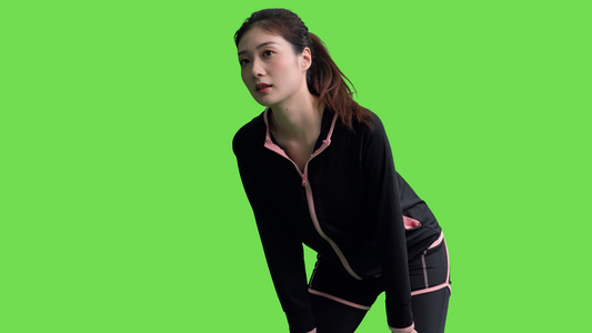 4k运动女性跑步弯腰喘气动作视频