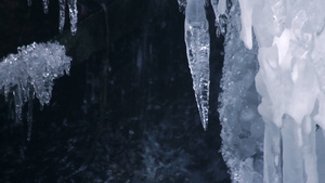 冰柱和水滴冬季瀑布冬天的冰柱融冰27秒视频