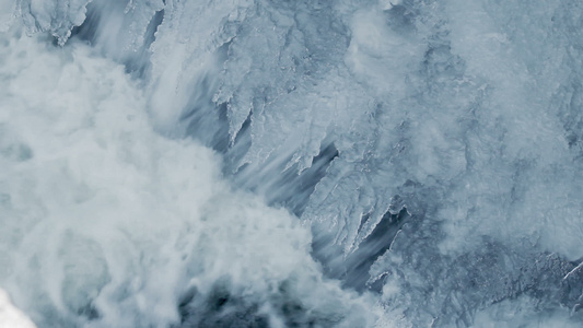 冬季瀑布透明的冰柱水流透明的冰面视频
