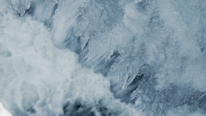 冬季瀑布透明的冰柱水流透明的冰面13秒视频
