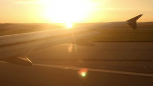 灿烂阳光当飞机从跑道上起飞26秒视频