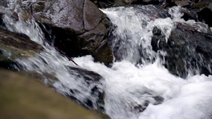 美丽的山瀑布岩石之间的流水16秒视频