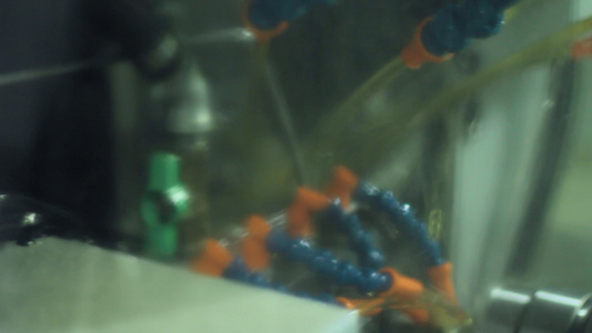 黄液喷气机用于冷却磨加工的金属视频