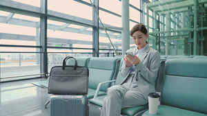 女性机场使用手机10秒视频