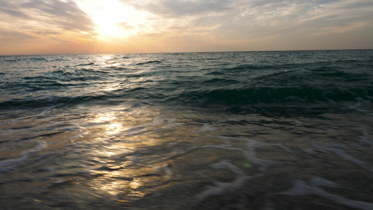 日出时海中海水中的波浪视频