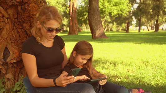 妇女与女儿使用无线网路视频