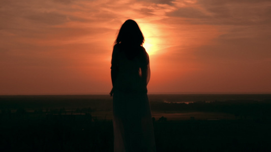 日出时在山上站着长发的月光女人视频