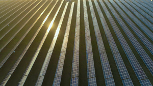 日落时大面积的太阳能电池板阳光反射14秒视频