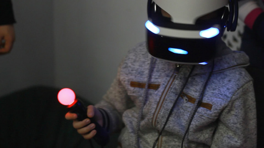 小男孩玩虚拟现实游戏未来技术视频游戏视频