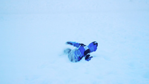 无忧虑的男孩在雪中玩耍17秒视频