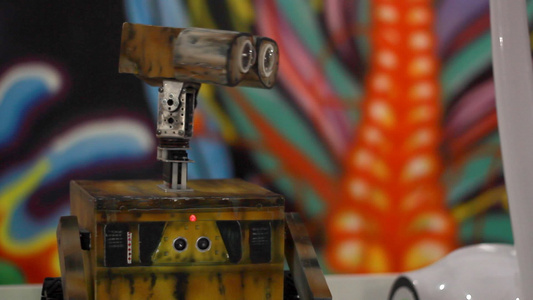 人造机器眼悲伤的智能玩具机器人脸视频