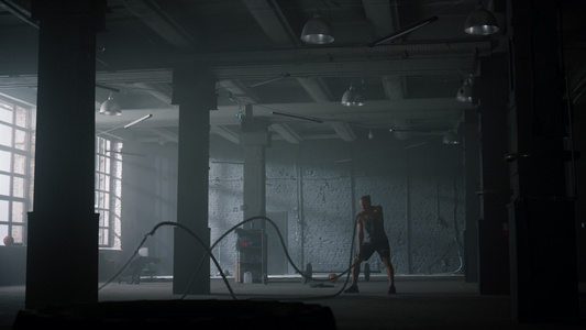 运动男子在健身房里锻炼绳索运动视频