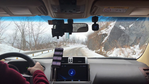 车内第一人称视角行驶在积雪山路上的车4k素材59秒视频