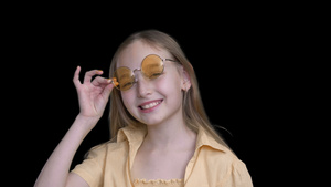 女孩戴着太阳镜微笑21秒视频