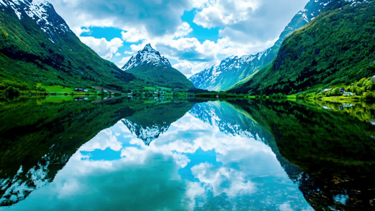 美丽的自然挪威湖水清澈倒影天空视频
