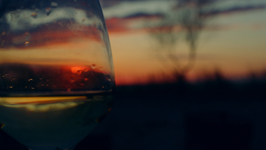 抽象的日落玻璃在美丽的自然背景下闪耀着金色的时光视频