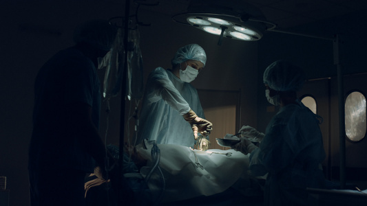 自信的外科医生在黑暗无菌诊所急诊室进行手术视频