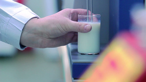 牛奶分析实验室设备牛奶样本分析现代设备30秒视频