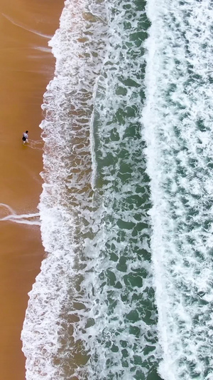 航拍夏季层层海浪的沙滩视频福建旅游43秒视频