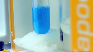 化学反应实验室研究气瓶中的蓝色液体旋转12秒视频