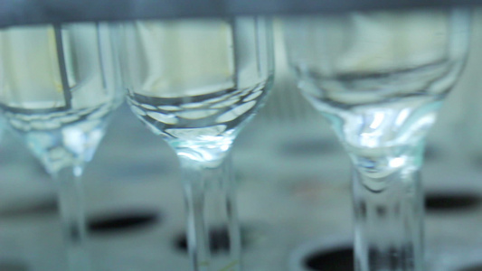 医疗实验室中的玻璃瓶关闭透明化学瓶视频