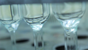 医疗实验室中的玻璃瓶关闭透明化学瓶9秒视频