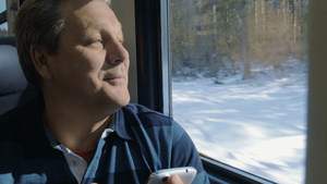 中年男子乘火车旅行时使用手机20秒视频