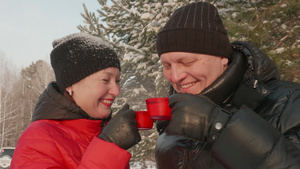情侣在雪林喝着热茶22秒视频
