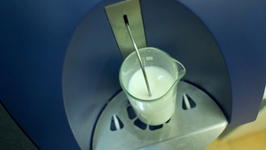 测试奶制品实验室设备中的玻璃和牛奶10秒视频