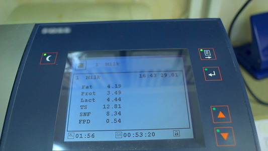 展示用于牛奶分析的实验室设备视频