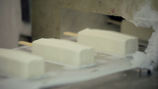 食品工厂的冰淇淋制造线视频