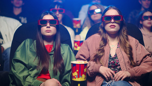 年轻女孩享受带着3d眼镜看电影沉浸剧情19秒视频