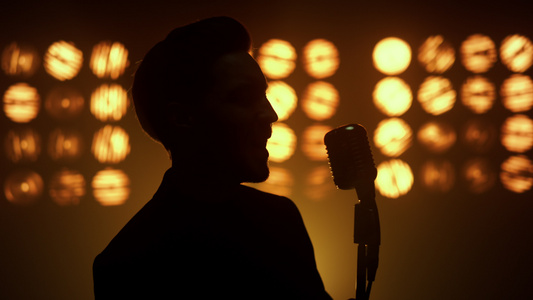 男歌手使用麦克风在舞台上唱歌剪影视频