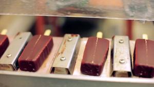 食品生产线工厂巧克力冰淇淋生产线8秒视频