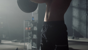 肌肉男性用杠铃做前蹲锻炼12秒视频