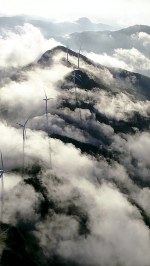 河源缺牙山云海中的风力发电机航拍自然美景56秒视频