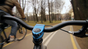 在沥青公园路上驾驶自行车17秒视频