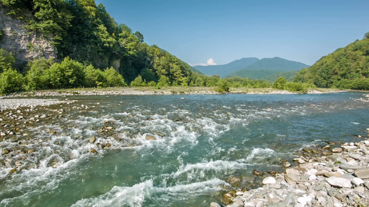 峡谷岩石上的河流视频