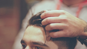 湿发型师用凝胶定型头发男人的发型男性发型9秒视频