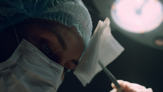 外科医生在黑暗的医院重症监护室进行手术视频