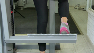在健身用立腿卷曲机的妇女21秒视频