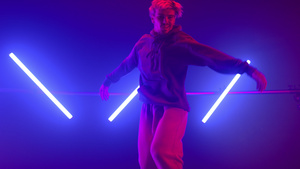 男性年轻舞者在霓虹灯背光下跳舞8秒视频