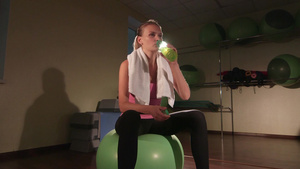 在健身房训练后喝水补充水分16秒视频