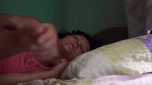 男人睡在床上女人轻轻摸他26秒视频