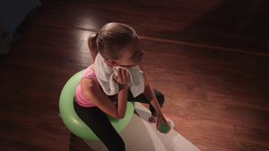 女人在健身房运动时配有轻重量哑铃和饮料20秒视频