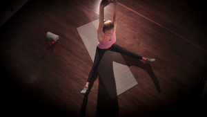 女生健身高角度射击锻炼结束时伸展灵活度23秒视频