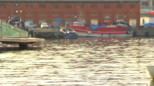 巴塞罗那海港码头上的船只和雕像11秒视频